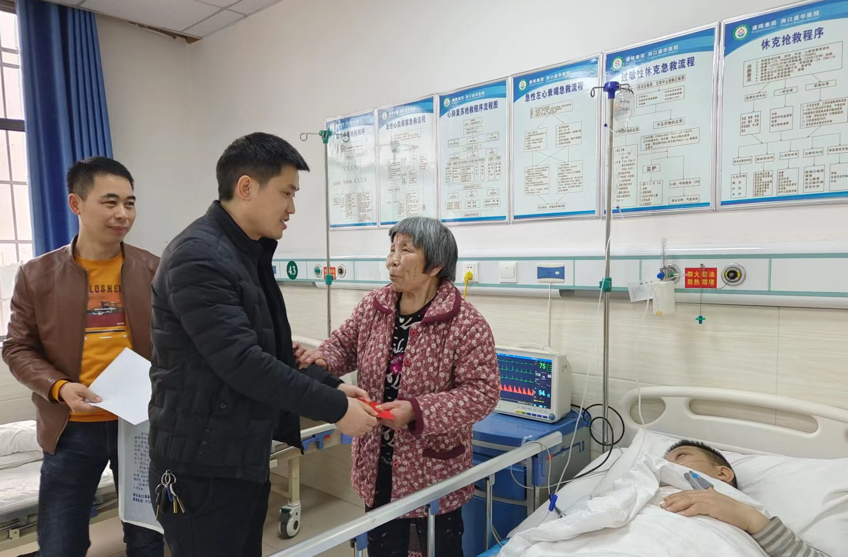 用爱心、显真情，为民办事暖人心