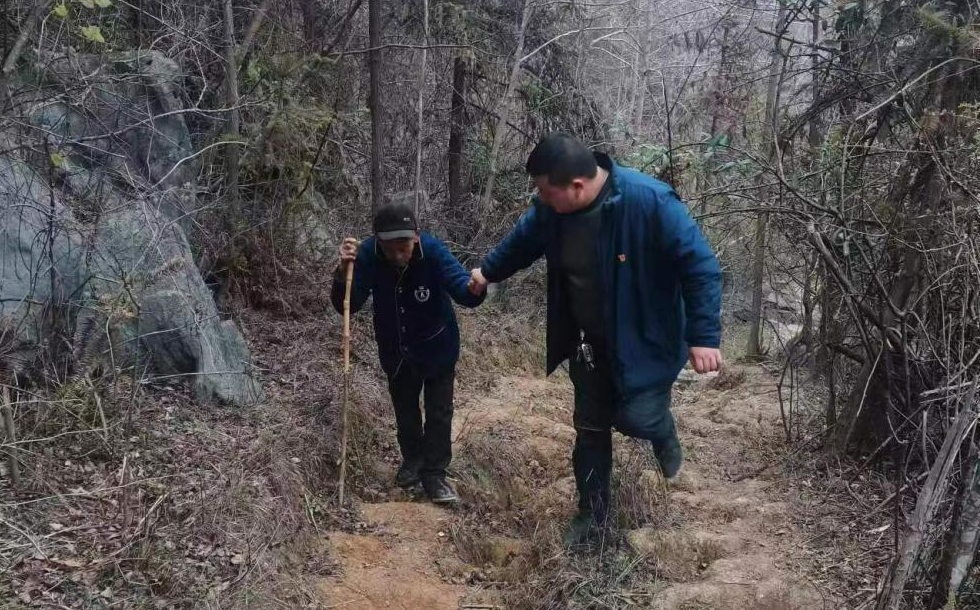 暖心！洞口县杨林镇新时代文明实践所（站）志愿者合力护送八旬老人回家