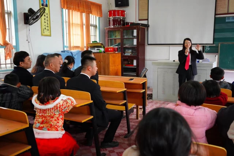 邵东法院到杨桥镇中心小学和杨桥镇书院村开展学雷锋志愿服务活动