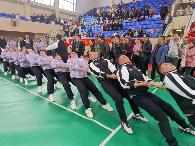 洞口县举办干部职工拔河比赛