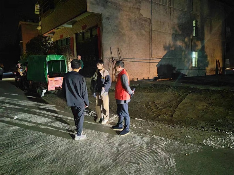 洞口县杨林镇新时代文明实践所“先锋护学岗”学雷锋志愿服务队在行动