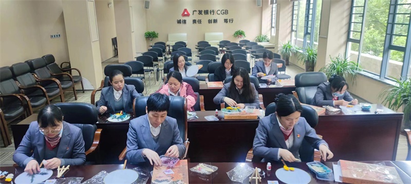 广发银行：在巧手生花中体验“制扇至美”