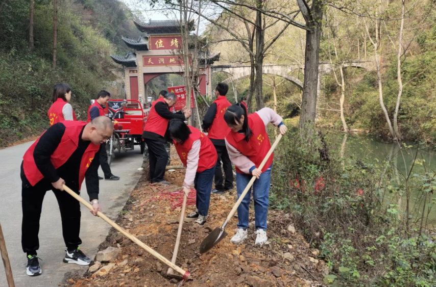 新宁县靖位乡：开展义务植树共建美丽乡村