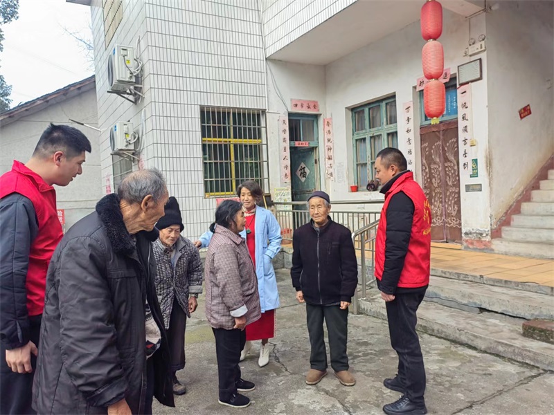 洞口县花古街道少数民族干部：敬老院里送温暖