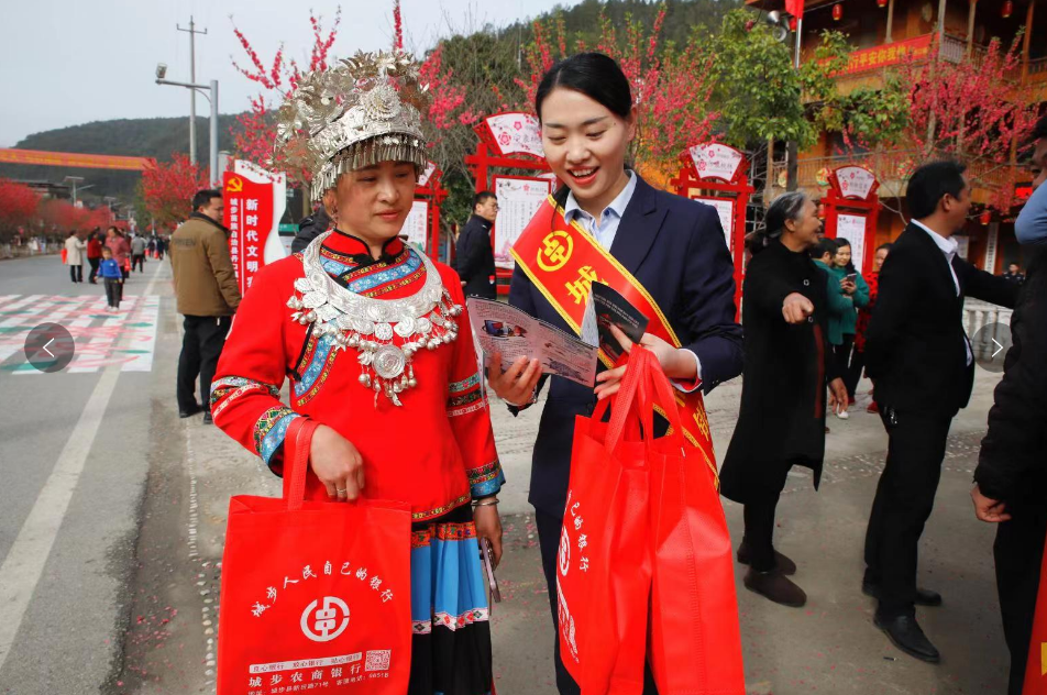 城步农商银行：以花为媒，桃花节上“融”味浓
