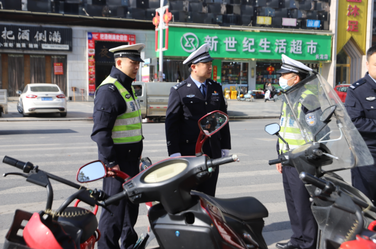 新邵交警强力推进“戴帽工程”整治行动