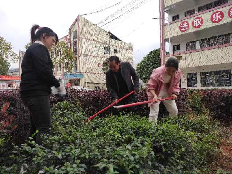 洞口县文昌街道中心学校党支部开展学雷锋实践活动