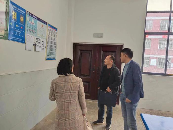邵东市教育局深入佘田桥镇中心学校检查财务工作