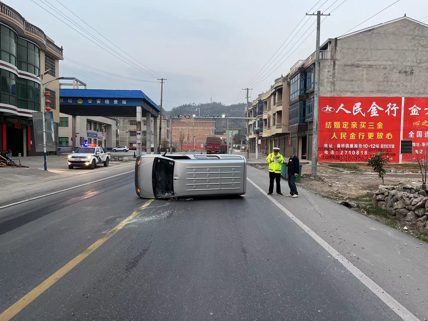 邵东交警：车辆侧翻，多亏安全带“护身”