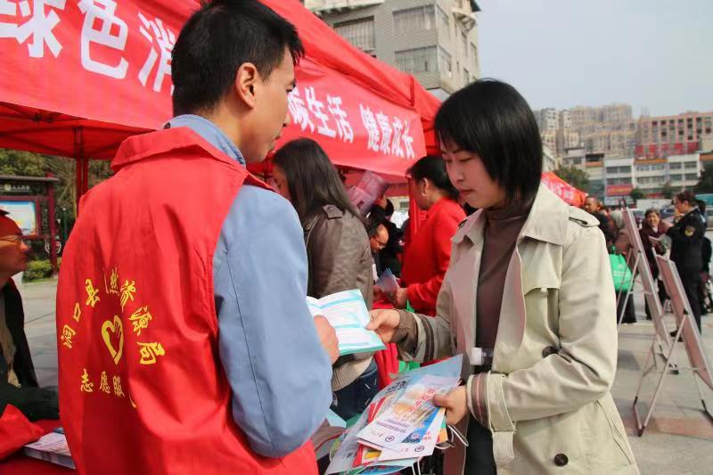 洞口县：开展“交房即交证”消费者权益日活动
