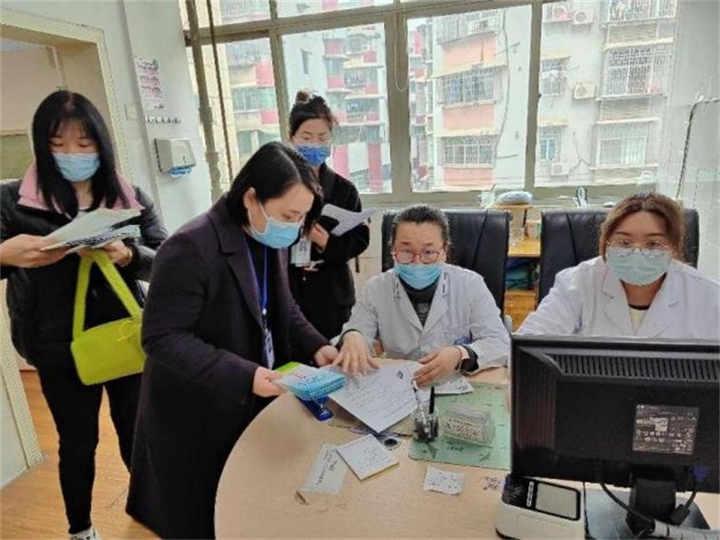邵阳市中心医院机关后勤第三党支部开展“医保政策下临床”主题党日活动