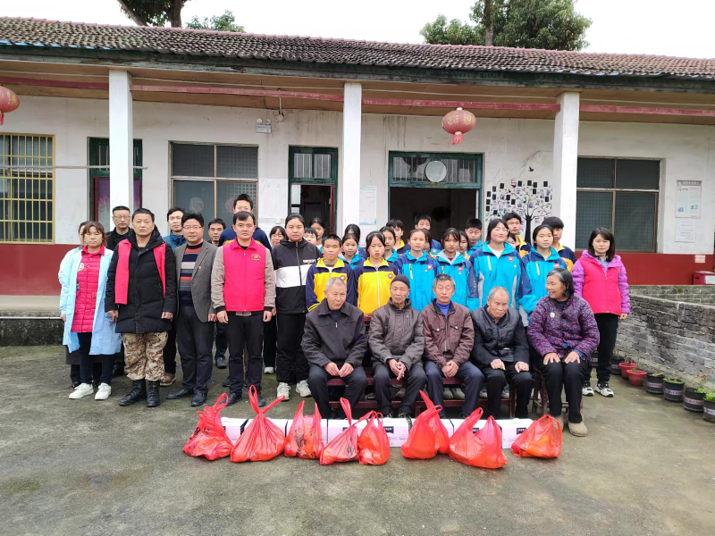 洞口县水东镇开展“民族团结手牵手，敬老爱老心连心”志愿服务活动 