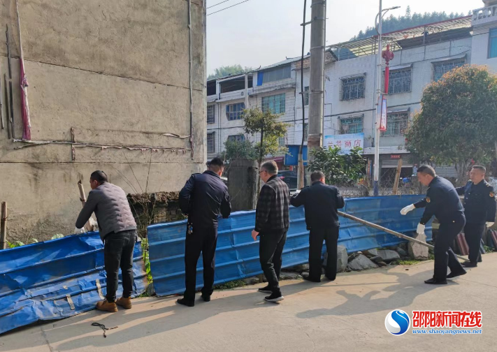 洞口县江口开展铁路沿线路域环境整治行动