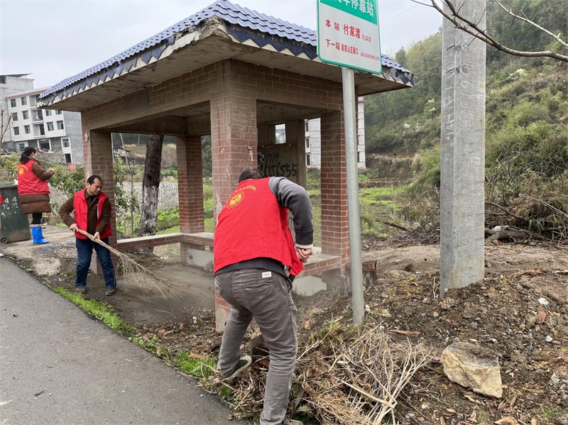 隆回县花门街道：整治环境卫生 保卫蓝天白云
