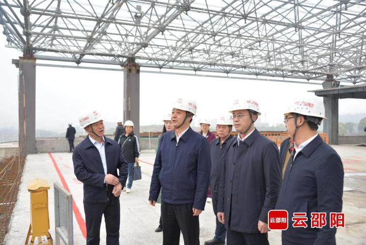 严华在市区调研重点项目建设工作