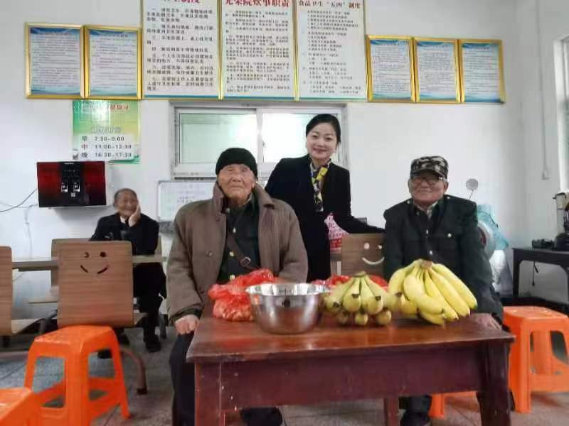 洞口县铜管乐协会开展“学雷锋，献爱心”活动
