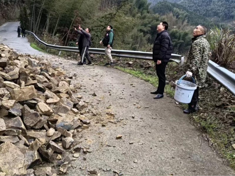 洞口县桐山乡：山体滑坡道路受阻干群齐心抢通保畅