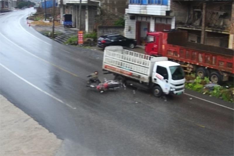 邵东交警：摩托车撞上小货车 幸戴头盔护住命