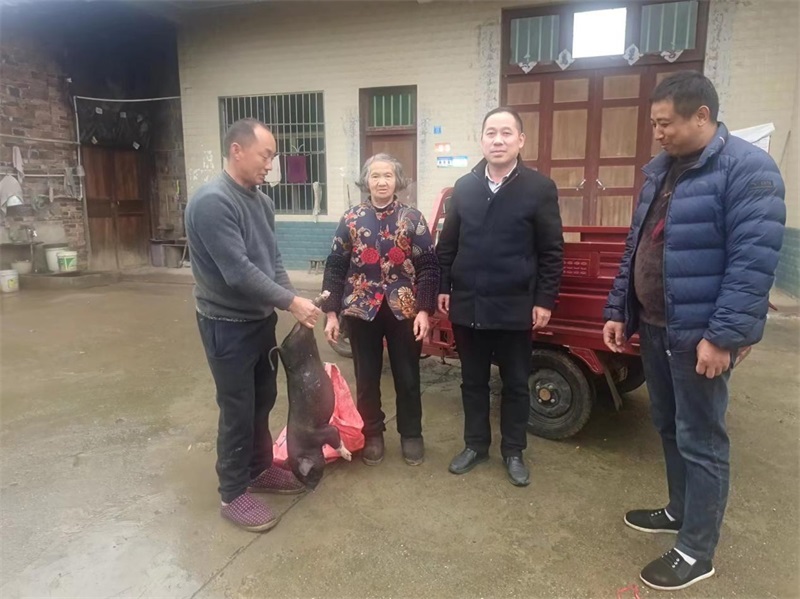 洞口县杨林镇：“一把手”带头认领“微心愿”
