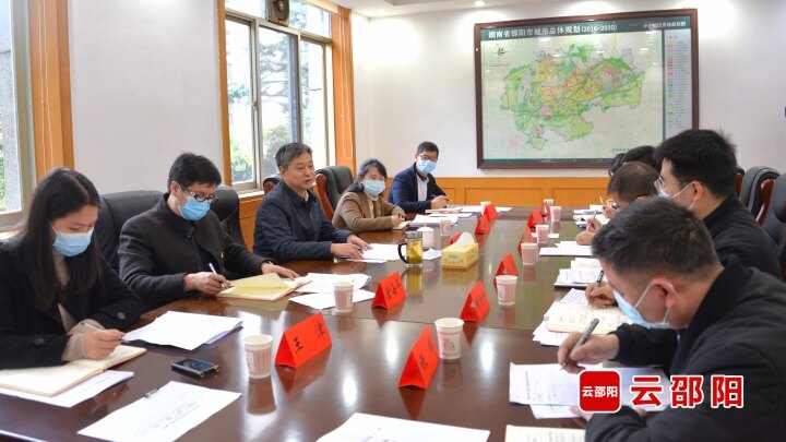 严华参加所在党支部组织生活会
