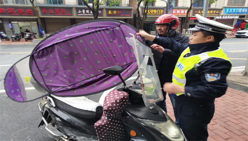 新宁交警持续开展摩电“不戴帽、打伞”整治，扫清创文创卫工作障碍