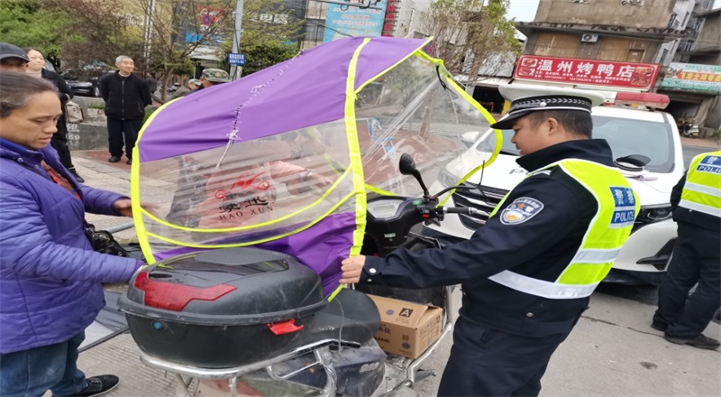 新宁交警强力整治城区交通秩序 吹响“创卫”攻坚号