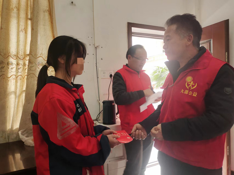 大邵公益志愿者给洞口四中贫困学子发放助学金