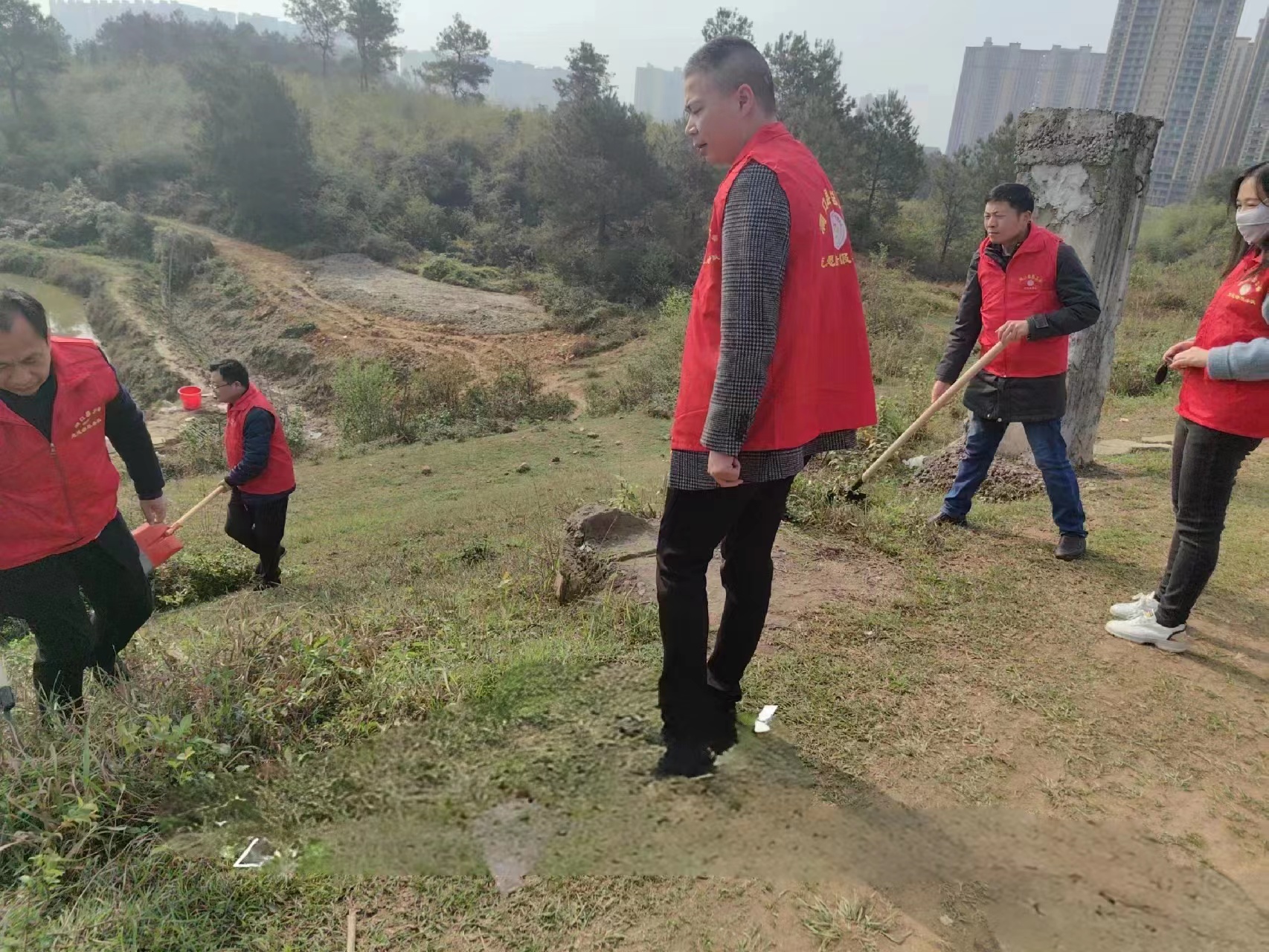 洞口县文昌街道组织开展汛前水库扫障保洁行动