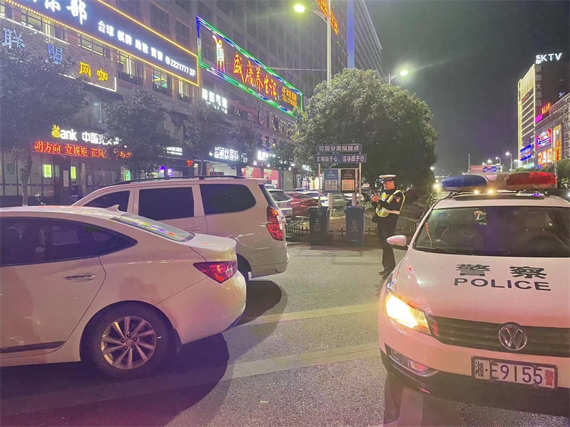 邵东交警：多措并举整治城区乱停乱放车辆