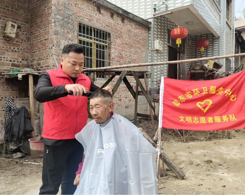 邵东市环卫服务中心开展“传承雷锋精神，关爱留守老人”暨“民族团结进步创建乡村行”活动