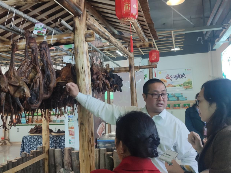 洞口县长塘瑶族乡举办“圆梦微心愿携手共振兴”暨“脱贫群众持续增收攻坚行动”农产品展销会