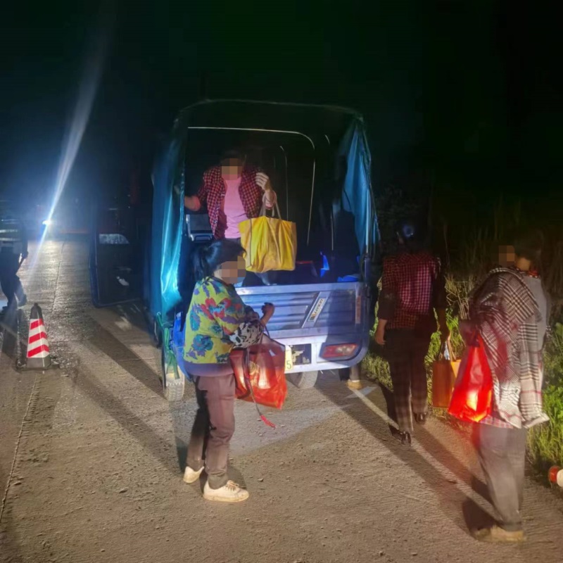 邵东交警：三轮车载人违法又危险，这种便车搭不得