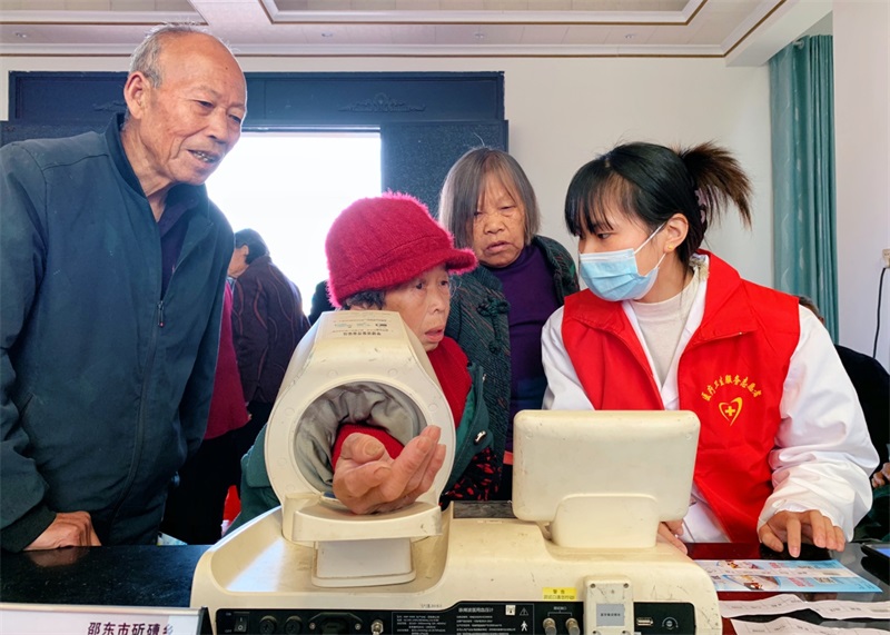 邵东市斫曹乡卫生院：公卫服务惠民生 免费体检送健康