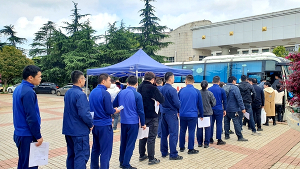 邵东市红十字会携手十余部门参加爱心献血活动