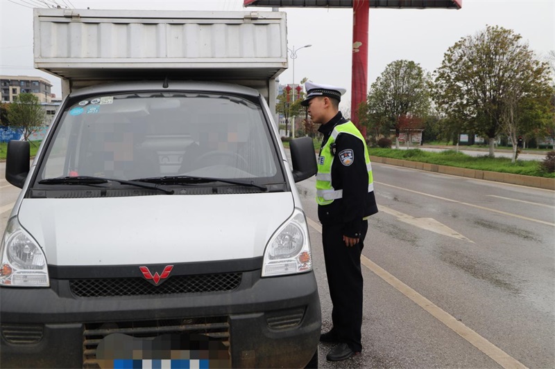 严查超载货车，邵东交警重拳整治