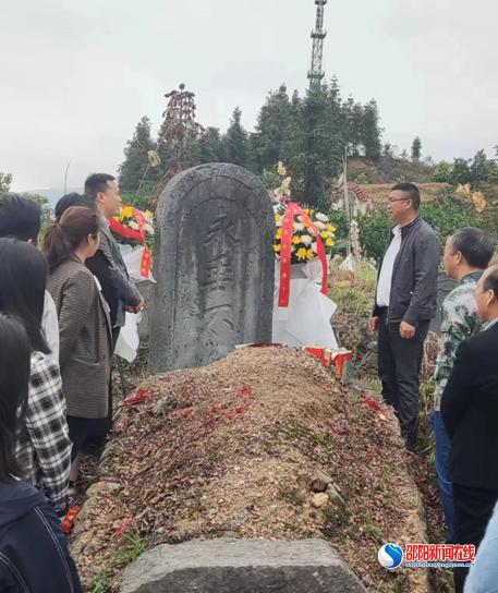 洞口县岩山镇阳家山村组织祭扫红军墓