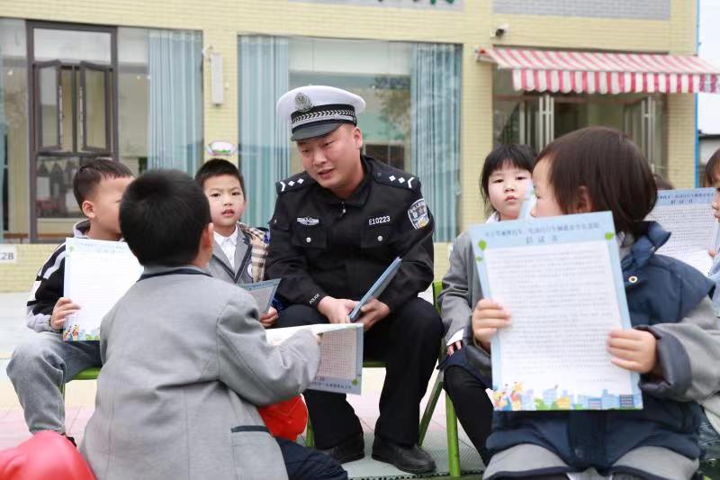 隆回交警进校园送安全“大礼包”