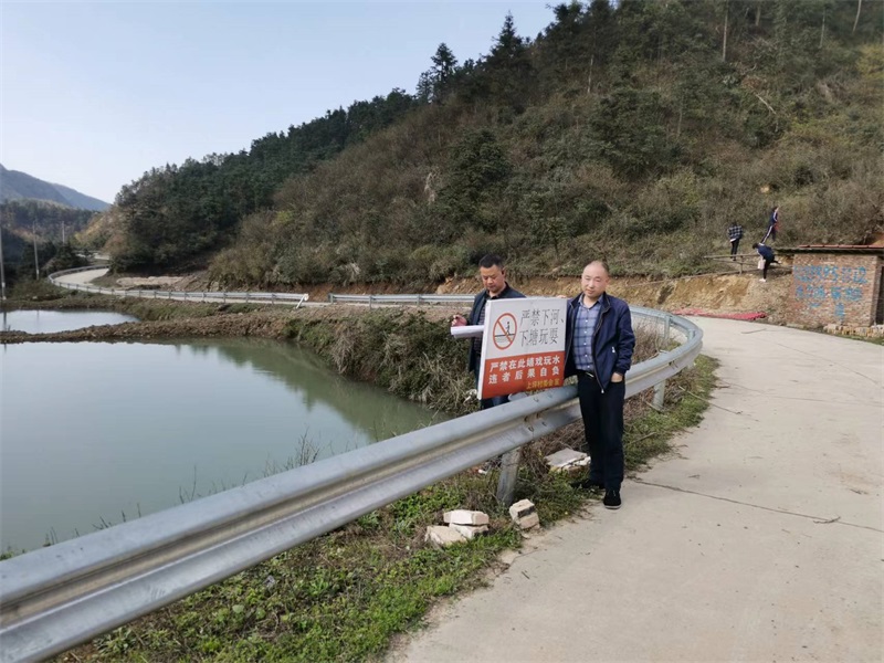 隆回县高平镇防溺水办对重危点水域情况进行督查