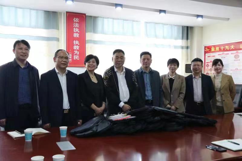 邵东：政协委员杨代湘夫妇向邵东十中捐赠体育用品