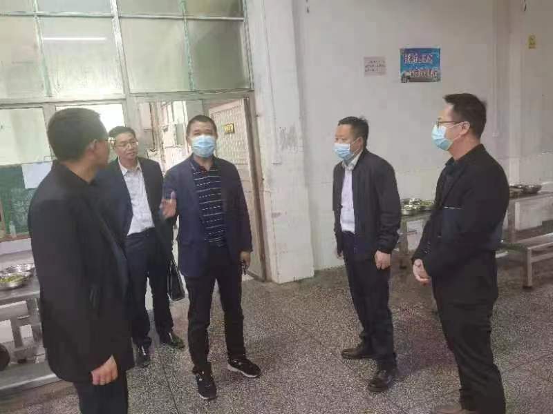 隆回县人大常委会相关负责人带队督查荷田乡学校食品安全
