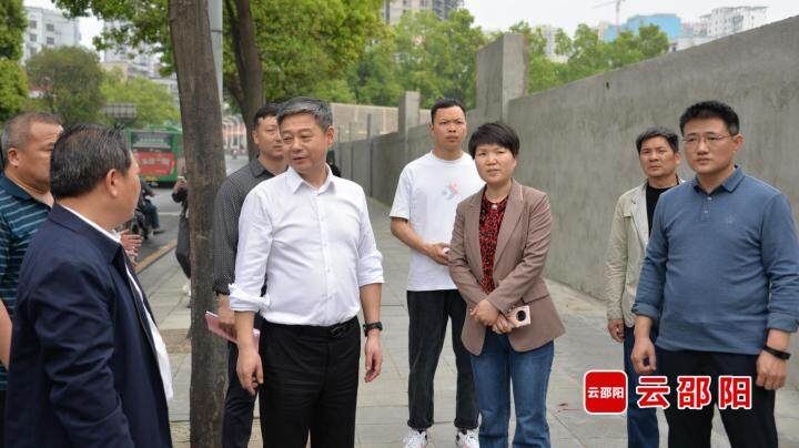 严华在市区督导全国文明城市创建工作