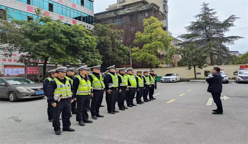 新宁交警纵深推进道路交通安全综合整治“春季攻势”