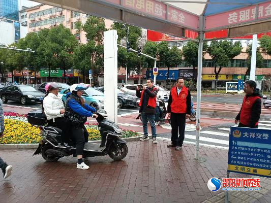 大祥区城西街道积极开展道路交通安全劝导活动