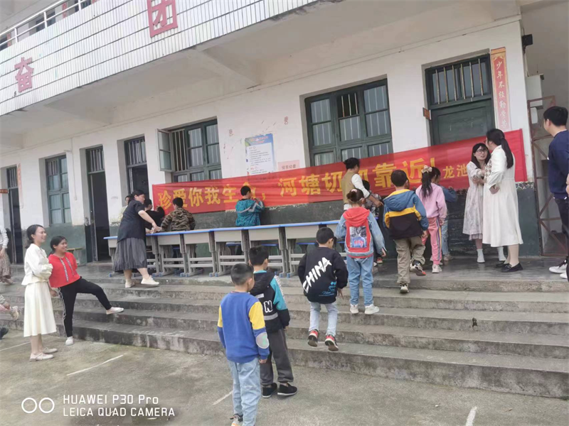 洞口县山门镇开展“珍爱你我生命，河塘切勿靠近”防溺水教育宣传活动