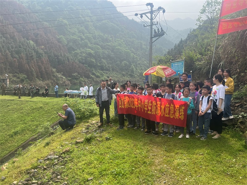 新宁县回龙寺镇开展学生防溺水应急救援演练