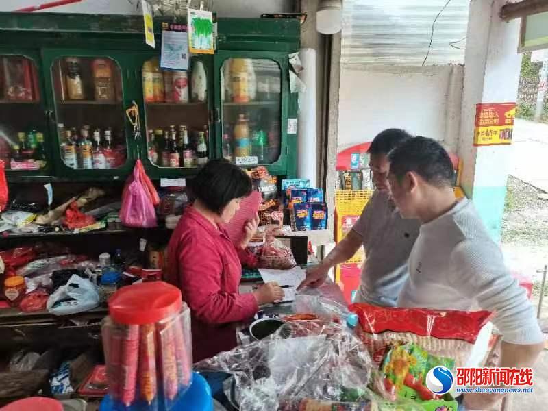 洞口县茶铺茶场管理区：“敲门行动”敲走隐患保安全