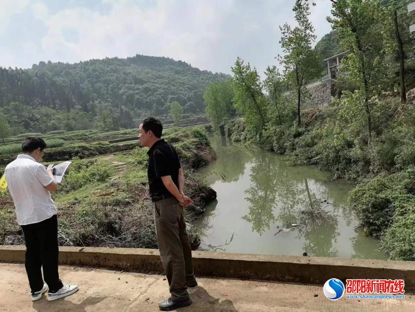 洞口县杨林镇开展小江河河道“四乱”清理专项整治行动