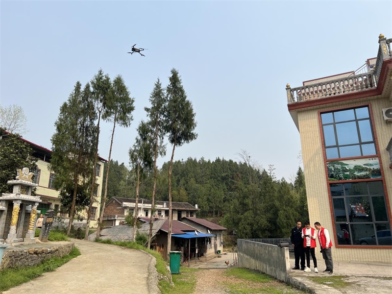 洞口县石柱镇：警民联合铲毒