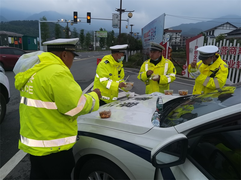 新邵交警护航“全民K歌大赛”奏响“保畅曲”