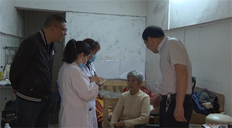 洞口县退役军人事务局开展关爱烈士父母、军休干部和士官医疗巡诊活动